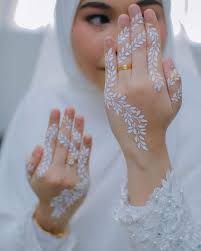 Safaed Pankhuri Henna Mehndi Designs Mehndi Creation In 2020 White Henna Designs Henna Designs Easy Pretty Henna Designs