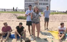 Apa în nuanţe de turcoaz şi nisipul strălucitor din vama veche îşi aşteaptă vizitatorii. 10 000 De TuriÈti AÈteptaÈi In Vama Veche Nu Mai Sunt Locuri De Cazare Stirileprotv Ro