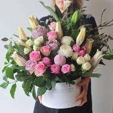 For Those Grand Occasions Or For When You Like To Make A Statement This Extra Large Hatbox In White And Pin Flower Shed Flower Delivery Box Flower Arrangement