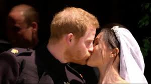 Meghan markle war bislang protestantin. Meghan Markles Traumhaftes Brautkleid Begeistert Bei Hochzeit Mit Prinz Harry Of Wales Express De