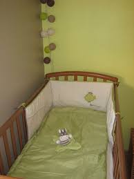 Dans la chambre.suite à une visite de coaching déco à domicile pendant laquelle nous échangeons au sujet de l'ambiance souhaitée ensemble de 2 tableaux châssis en bois et toile de coton peints à la peinture acrylique couleur vert et orange et finition vernis mat. Chambre Vert Anis Et Taupe Gamboahinestrosa