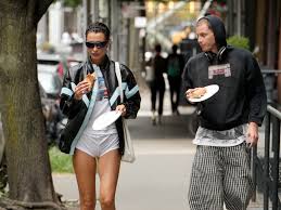 下着を“ファッション化”するセレブたちが急増中。露出はどこまで許される？ | Vogue Japan