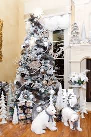 The christmas tree is the highlight of your holiday decor and these themed trees are proof that you don't have to stick to tradition this year. 25 Picture Perfect Christmas Tree Themes Brilliant Themed Christmas Ideas