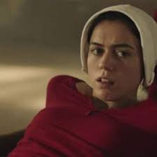 Dans une société dystopique et totalitaire au très bas taux de natalité. The Handmaid S Tale Season 1 Rotten Tomatoes