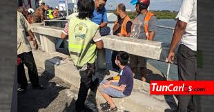 Pihak scuba bertungkus lumus 6 gambar. Suami Isteri Terjun Dari Jambatan Pulau Pinang Tinggalkan Anak Keseorangan Tun Carlos
