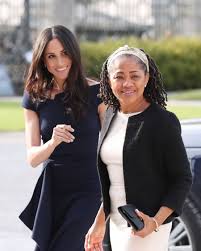 Meghan Markle Arrives At Hotel With Mom And Says She S Feeling Wonderful On Royal Wedding Eve Prinz Harry Hochzeit Meghan Markle Stil Meghan Markle