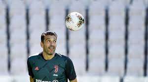 Torwart gianluigi buffon wird juventus turin verlassen. 648 Einsatze Buffon Bricht Rekord Fussball