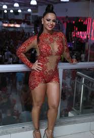 A atriz e modelo viviane araújo foi anunciada como nova rainha de bateria da união imperial para 2020. Viviane Araujo Cai No Samba E Participa Da Bateria Durante Ensaio Para O Carnaval Confira As Imagens Estrelando