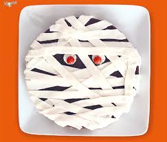 Gateau Momie Gateauhalloweenfacile Une Momie Peut Etre Delicieuse Et Meme A Croquer Si Si Tres Facile A Realiser Avec Halloween Desserts Desserts Pinapple