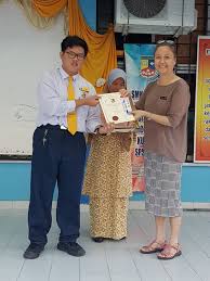 Contoh halaman persembahan ini dapat kamu jadikan acuan dalam membuat persembahan yang lebih bermakna dan bikin mata pembacanya berikut ini ada beberapa penulisan contoh halaman persembahan. Guru Kaunseling Nurhaiza Che Mat Sijil Kehadiran Penuh Penggal Pertama Murid Ting 3
