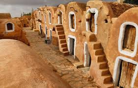 Η ακτοφυλακή διέσωσε άλλους 165 και οι έρευνες για τον εντοπισμό και άλλων επιζώντων συνεχίζονται ανοικτά των ακτών της σφαξ. Tynhsia Me Ploysia Istoria Triwn Xiliadwn Xronwn Kai Poikilomorfia Topiwn News Gr