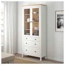 Die vitrine pariso besteht aus weiß folierter spanplatte mit zwei glastüren und drei glaseinlegeböden. Hemnes Vitrine Mit 3 Schubladen Weiss Gebeizt Hellbraun 90x197 Cm Ikea Deutschland Glasschrankturen Hemnes Schubladen