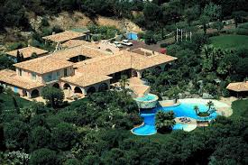 Le lundi 19 novembre 2018, la villa de johnny hallyday avait été cambriolée. Les Hallyday Les Secrets D Une Famille Compliquee Johnny Hallyday Laetitia Hallyday Belle Maison