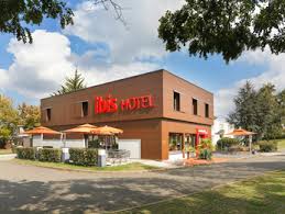 Le marquage du logo 24h le mans argenté appui son look sportif, ouverture par une fermeture éclair, la boucle métallique représente le circuit du mans, sangles de portage en nylon noir. Hotel In Le Mans Ibis Le Mans East Pontlieue All