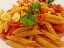 Intre timp prepara sosul de rosii: Reteta Paste Cu Sos De Rosii Branza Mozzarella Si Usturoi