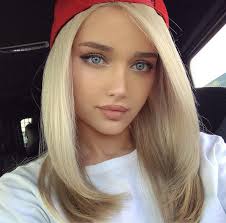 Nu știe că primăvara devine geloasă atunci când ea pășește, că soarele uneori nu simte că strălucește la fel de mult ca ea și că stelele căzătoare ar dori puțin din magia pe care o are, cu cochetăria ei. Barbie ExistÄƒ O BlondÄƒ RusoaicÄƒ Este ConsideratÄƒ Cea Mai FrumoasÄƒ Femeie Din Lume Tu Ce Crezi IÅ£i Place News Stiri