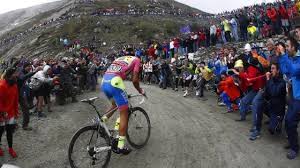 Risultati immagini per ciclista in fuga