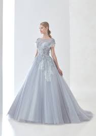 dress一覧 福岡ウェディングドレスのレンタル レイジーシンデレラ福岡 大柄のシャンテリーレースにシルバーレースを載せることで繊細な奥行き感を出したライトグレードレス フレンチスリーブに小花の加工レースが乙女心をくすぐる一着です キンセアネーラドレス