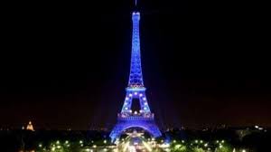 Je nach saison ändern sich jedoch die wegen der hohen besucherzahlen gelten für den eiffelturm auch besondere sicherheitsvorschriften. Ein Blauer Eiffelturm Frankreich Feiert Europa Politik