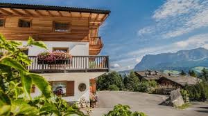 Vi proponiamo la vendita di un ampio appartamento trilocale con doppi servizi situato a la villa, in badia, non molto distante dagli impianti di risalita. Apartments La Villa Stern Alta Badia Antripra Apartments