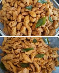 Makan sambil tonton tv memang best. Bila Rajin Jadi Kuih Siput Kalau Malas Jadi Kuih Gunting Rangup Sedap