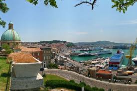 The name conero comes from the greek name κόμαρος (kómaros) and indicates the strawberry tree which is common on the slopes of the mountain. Ancona Die Stadt An Der Riviera Del Conero Reisetouri De