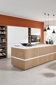 Kuche Grifflos Weiss Mit Kucheninsel In Holz Handleless Kitchen In White With Wood Kitchen Island In 2020 Kuche Grifflos Kucheninsel Kuche Mit Insel