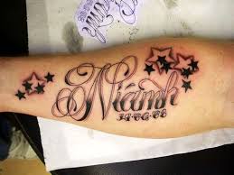 Weitere ideen zu tattoo kind, kinder namen, tätowierungen. Namen Tattoo Ideen Fur Jeden Blumennamentattoo Freundinnametattoo Jeden Namen Tattooideen Tattoos For Kids Tattoos With Kids Names Baby Name Tattoos