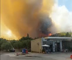 H φωτιά έχει λάβει μεγάλες διαστάσεις με τον αέρα να τη σπρώχνει προς το χωριό. Jxhc8izg7v2awm