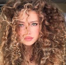 I Can T With Her Anymore She Is Just Too Pretty Can T Stop Posting Uzun Kivircik Saclar Kivircik Sac Modelleri Kivircik Sac