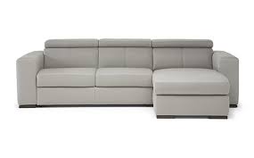 Un divano a 3 posti sotto il quale è collocato il letto estraibile e una meridiana contenente un ampio contenitore salva spazio. Divani Letto Design Divani Divani
