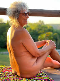 Larguei tudo para viver num clube naturista e nudista” - Revista Marie  Claire | Eu,Leitora