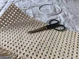 Très tendance en décoration, ce bel abat jour en cannage pourra être monter sur un chandelier en laiton ou utiliser en suspension dans une pièce de votre. Diy Lampe En Cannage Comment La Fabriquer Joli Place