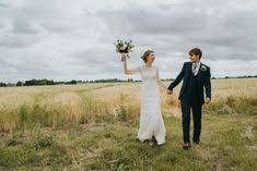Eine Naturliche Entspannte Dorf Hall Hochzeit Entspannte Hochzeit Kleid Hochzeit