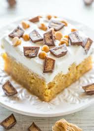 Le Poke Cake Le Gateau A Trous Qui A Tout Bon Elle A Table Gateau Moelleux Beurre De Cacahuetes Gateaux Et Desserts
