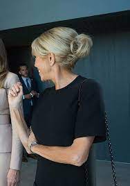 Le Chignon Flou La Coiffure Moins Formelle De La Premiere Dame Modefrancestyle Hair Styles Trendy Hairstyles Hairstyle