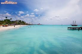 Aruba is an island in the south of the caribbean in the caribbean sea.it is westernmost island of the abc islands and of the leeward antilles.it is located 25 km north of the coast of venezuela and 68 km northwest of curaçao.the island has a total area of 193 km 2 (75 sq mi) and a coast line of 68.5 km (42.6 mi). Aruba Viaggio Nell Isola Dei Caraibi Del Sud Ex Antille Cosa Vedere