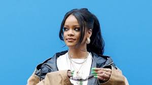 Lahir di saint michael, barbados, dan dibesarkan di bridgetown. Manis Ini Penampilan Rihanna Dengan Mini Dress Pink