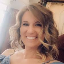 Lora Bennett's Instagram, Twitter & Facebook