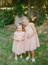 Courtes, longues, décolletées, asymétriques, colorées ou chair, les tenues de demoiselle d'honneur sont piles dans la tendance du moment. 1001 Idees Pour La Robe Petite Fille D Honneur Pour Choisir La Meilleur