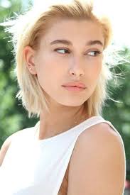 Hailey Baldwin Frisyrideer Kort Har Ansikten