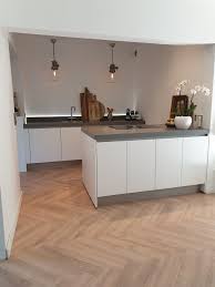 keuken wit met grijs composiet blad en met visgraad vloer keuken keuken interieur keuken jaren 30 woning