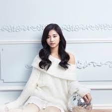 A fan blog dedicated to twice's lead vocals and most beautiful chou tzuyu. Hr65 Peace Girl Tzuyu Cute Twice Wallpaper
