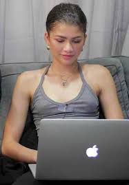 Ingwer ist wahrlich eine knolle mit heilwirkung! Imgur Com Zendaya Coleman Zendaya Style Zendaya