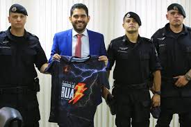 Via: @cpecomando_oficial Comandante da CPE ANÁPOLIS, Major Leonardo, esteve  hoje pela manhã com Vice-governador Lincoln Tejota, fazendo a entrega do  kit da 2ª Edição de Corrida de Rua, onde este ratificou sua