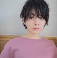 黒髪ショートヘアカタログ集 ショートヘアとナチュラルな服装で旬のコーディネートを楽しもう trill トリル ショートパーマ レディース ショートヘア ショートのヘアスタイル