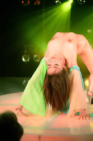 柔軟なボディを駆使した美しいポーズ・虹歩…スーパーのレジ係からストリッパーへと華麗なる転身〜“踊り子名鑑”Vol.2 〜 | デラべっぴんR