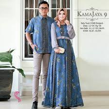 Di tahun 2016 sendiri, trend baju pengantin hasil karyanya didominasi oleh gaun dengan jubah atau model cape dress dengan kombinasi kain brokat. 65 Model Gamis Batik Solo Modern Desain Terbaru 2019