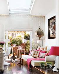 Le tapis marocain est un véritable accessoire pour la décoration de votre salon, il permet à réchauffer le sol tout lorsque vous choisissez le modèle du tapis pour salon marocain moderne, il faut veiller à ce qu'il soit adapté au style de décoration de votre intérieur au niveau des couleurs et des dimensions. Salon Marocain Moderne 33 Idees Decos De Salon Orientaux Design