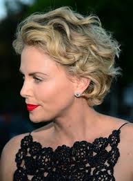 Ein mittellanger haarschnitt harmoniert ideal zum seitenscheitel. 13 Charlize Theron Kurze Haar Stil Short Wavy Haircuts Charlize Theron Short Hair Short Curly Haircuts